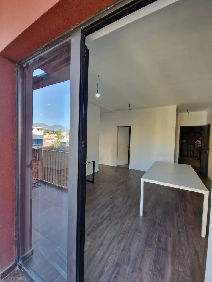 Tirane, jepet me qera zyre Kati 2, 103 m² 1.000 € (Tirana Garden Building)