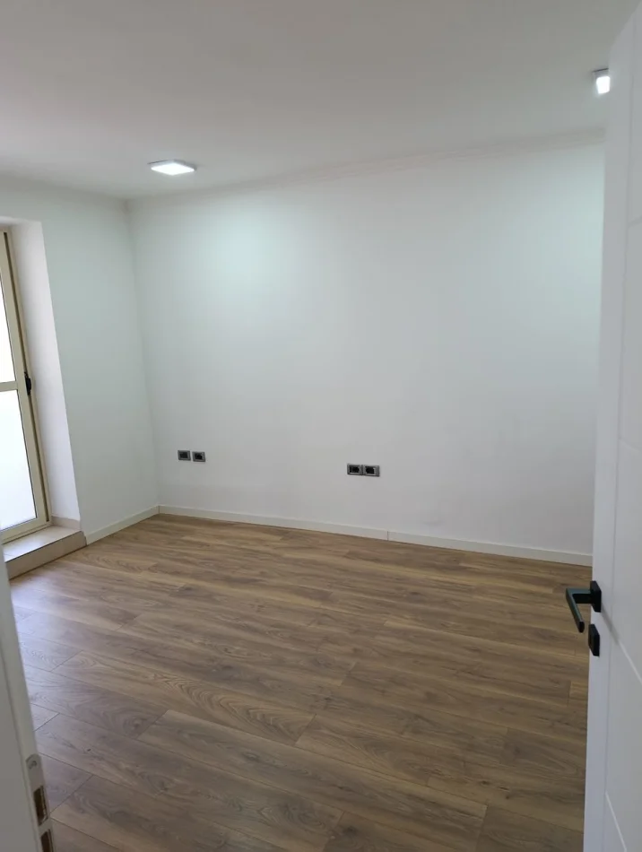 Tirane, jepet me qera ambjent biznesi Kati 2, 85 m² 800 € (21 Dhjetori)