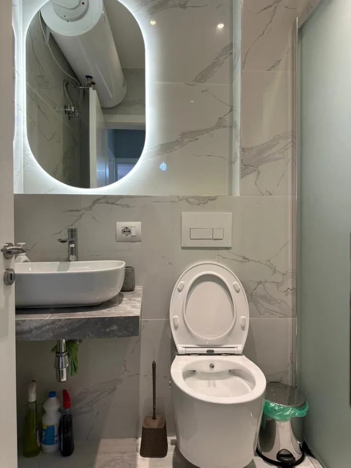 Tirane, jepet me qera apartament 1+1 Kati 5, 65 m² 650 € (Pazari i Ri)