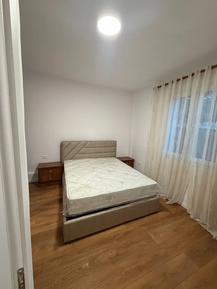 Tirane, jepet me qera apartament 2+1 Kati 1, 90 m² 450 € (Shkozë)