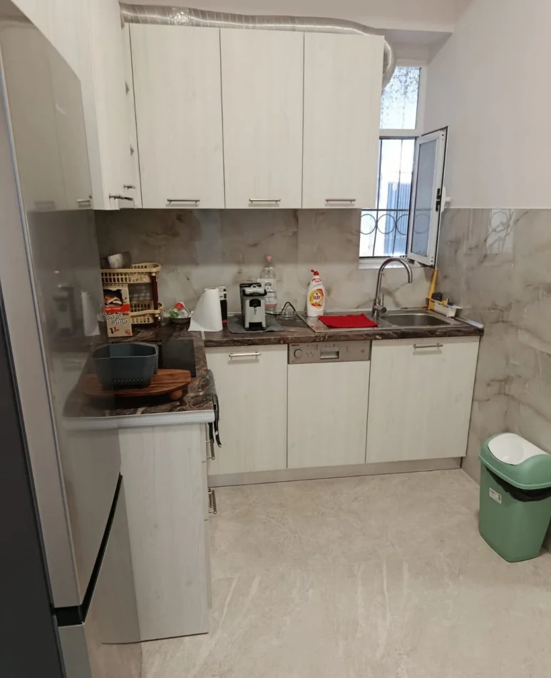 Tirane, jepet me qera apartament 2+1 Kati 1, 75 m² 600 € (Vasil Shanto)