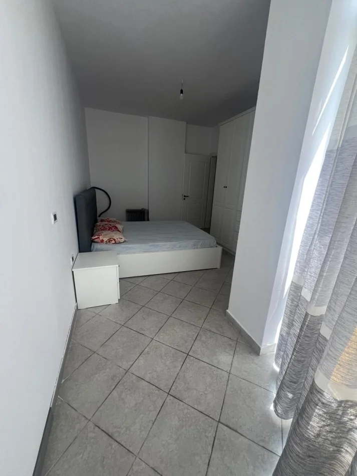 Tirane, jepet me qera apartament 2+1 Kati 2, 93 m² 400 € (Kombinat)