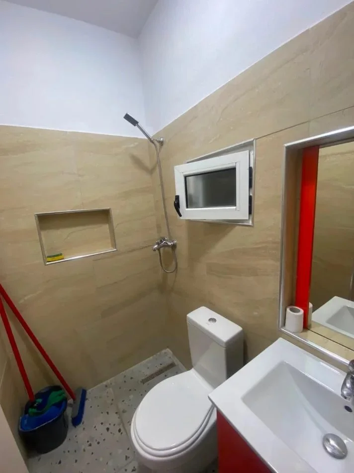 Tirane, jepet me qera apartament 1+1 Kati 1, 45 m² 400 € (Varri i Bamit)