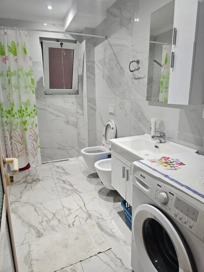 Tirane, jepet me qera apartament 3+1 Kati 4, 85 m² (Stacioni i Trenit)