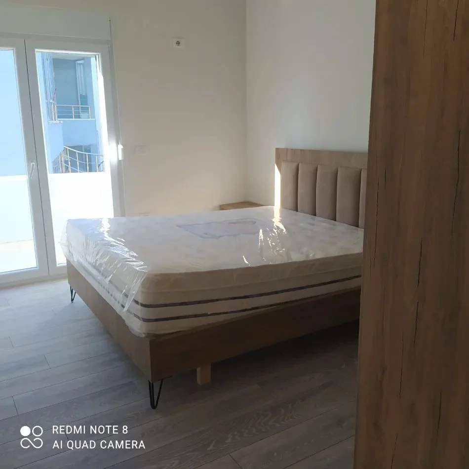 Tirane, jepet me qera apartament 1+1 Kati 3, 280 m² 350 € (Rruga Aleks Çaçi)