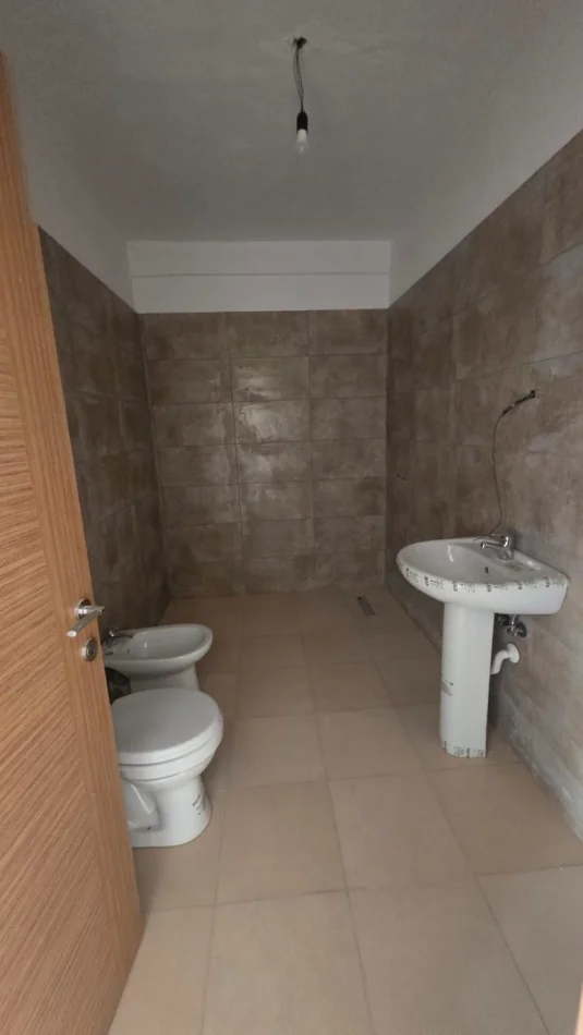 Tirane, jepet me qera apartament 3+1 Kati 4, 130 m² 500 € (Zgara 5 Maj)