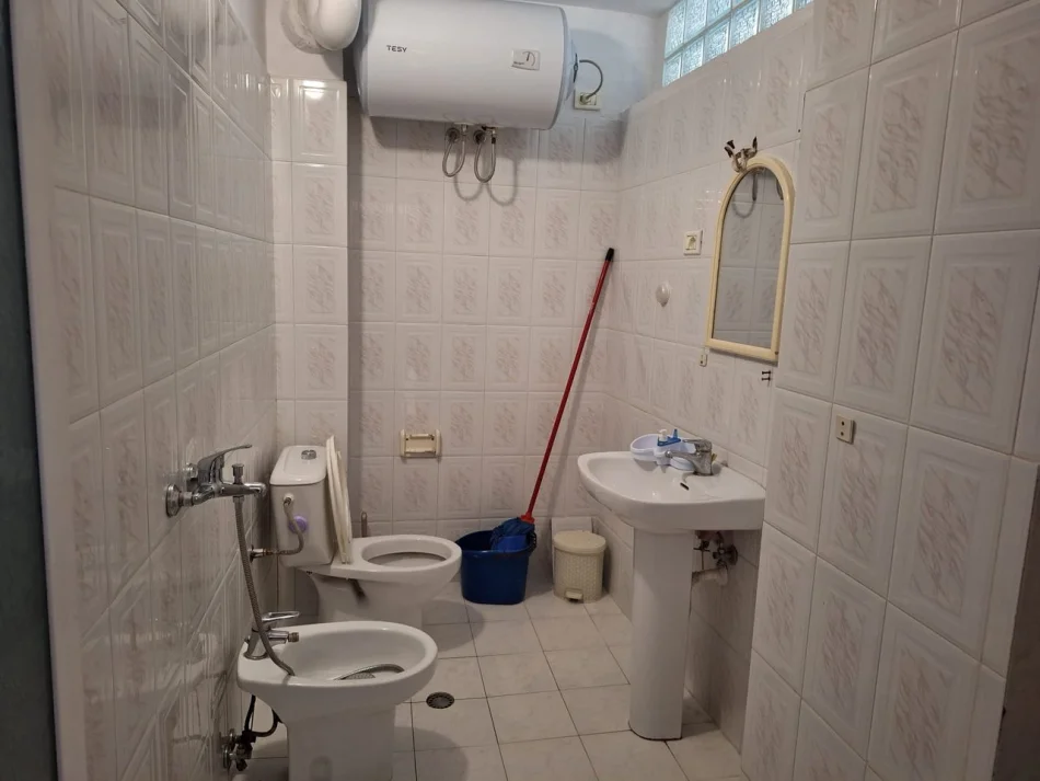 Tirane, jepet me qera apartament 2+1 Kati 3, 75 m² 500 € (Brryli)