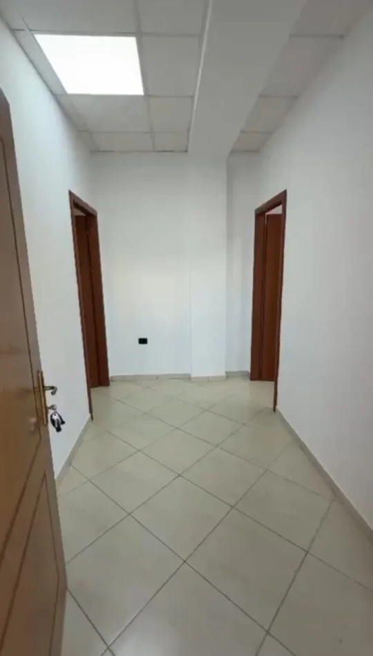 Tirane, jepet me qera ambjent biznesi Kati 1, 131 m² 1500 € (Rruga Dritan Hoxha)