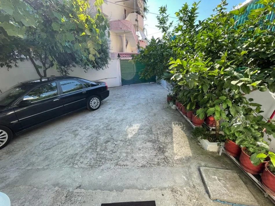 Tirane, jepet me qera ambjent biznesi Kati 1, 150 m² 1.200 € (Ali Demi)