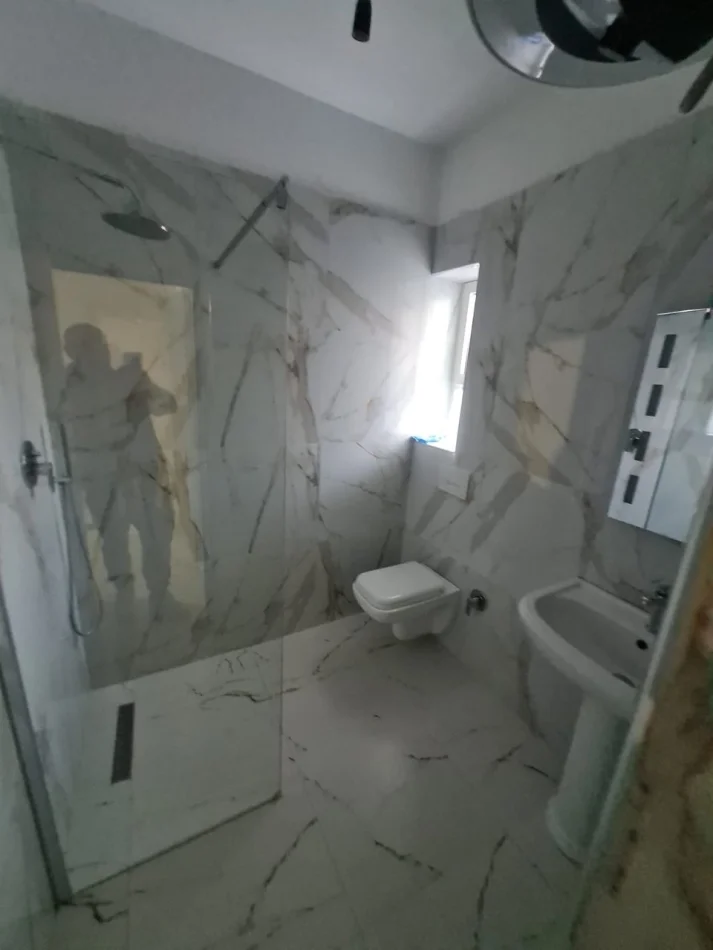 Tirane, jepet me qera apartament 1+1 Kati 1, 70 m² 400 € (Kinostudio)