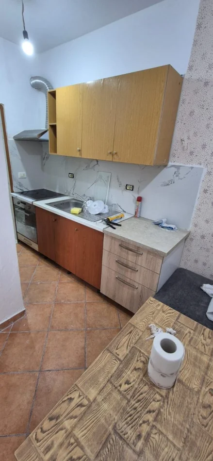Tirane, jepet me qera apartament 1+1 Kati 1, 70 m² 400 € (Spitali Amerikan 2)