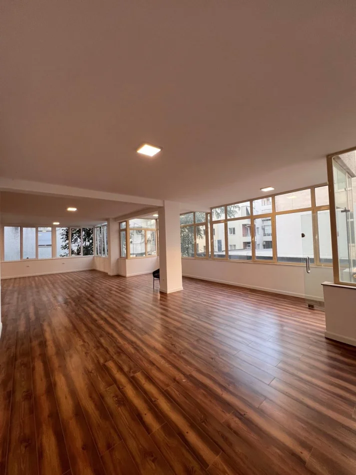Tirane, jepet me qera ambjent biznesi Kati 0, 150 m² 1.800 € (Liqeni i Thatë)