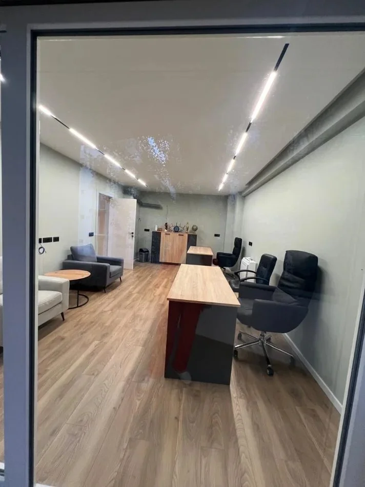 Tirane, jepet me qera ambjent biznesi Kati 4, 85 m² 900 € (Liqeni i Thatë)