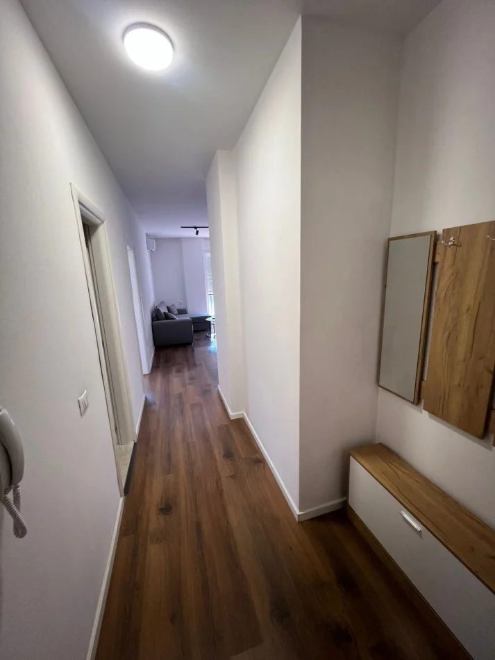 Tirane, jepet me qera apartament 1+1 Kati 3, 70 m² 500 € (Shkolla e Bashkuar)
