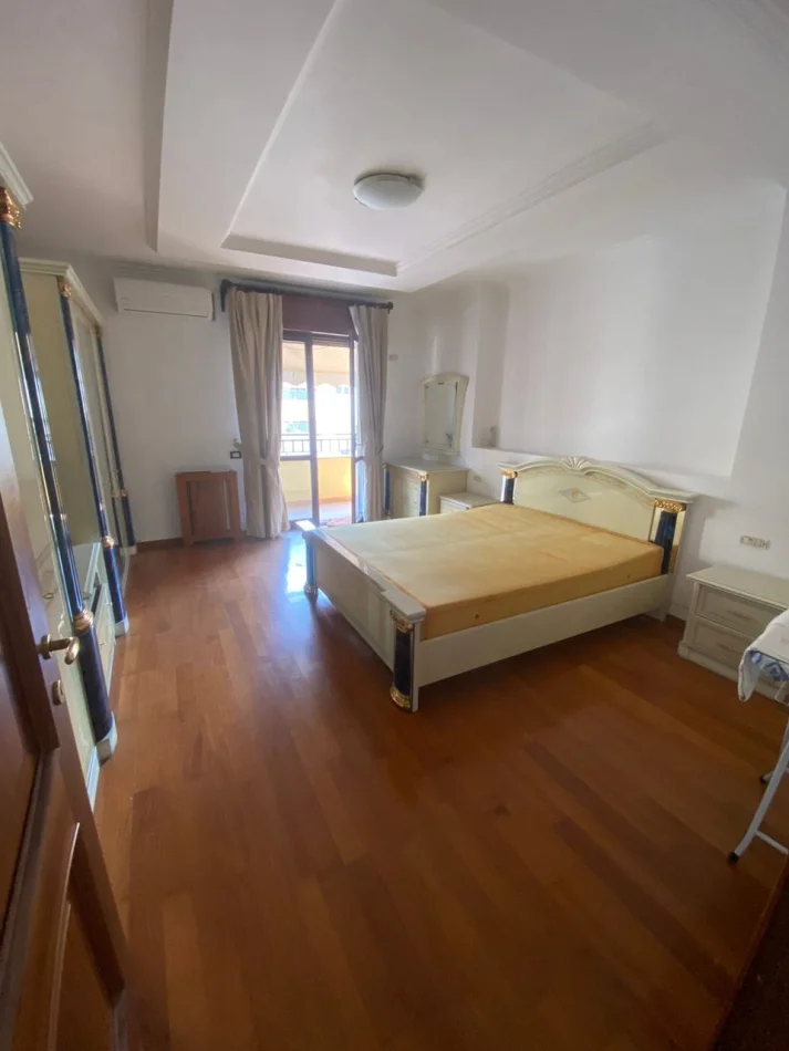 Tirane, jepet me qera apartament 3+1 Kati 8, 190 m² 1.100 € (Komuna e Parisit)