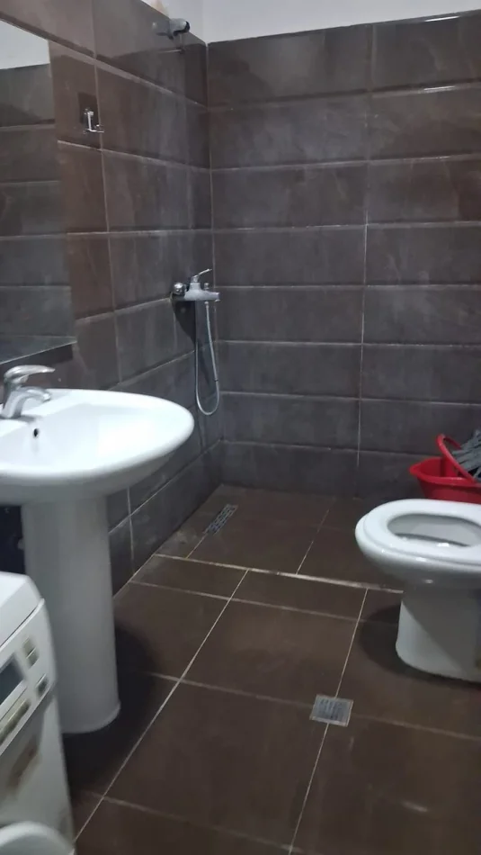 Tirane, jepet me qera apartament 2+1 Kati 1, 450 € (Kodra e Diellit)