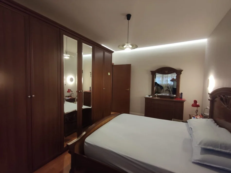 Tirane, jepet me qera apartament 1+1 Kati 4, 70 m² 650 € (Qendra Kristal)