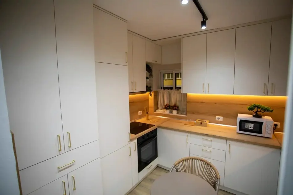 Tirane, jepet me qera apartament 1+1 Kati 2, 70 m² 500 € (Xhamlliku)