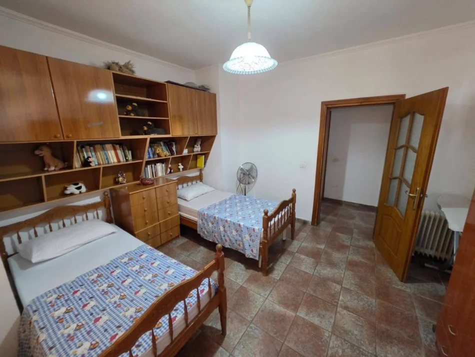 Tirane, jepet me qera apartament 2+1 Kati 8, 100 m² 600 € (Selvia)