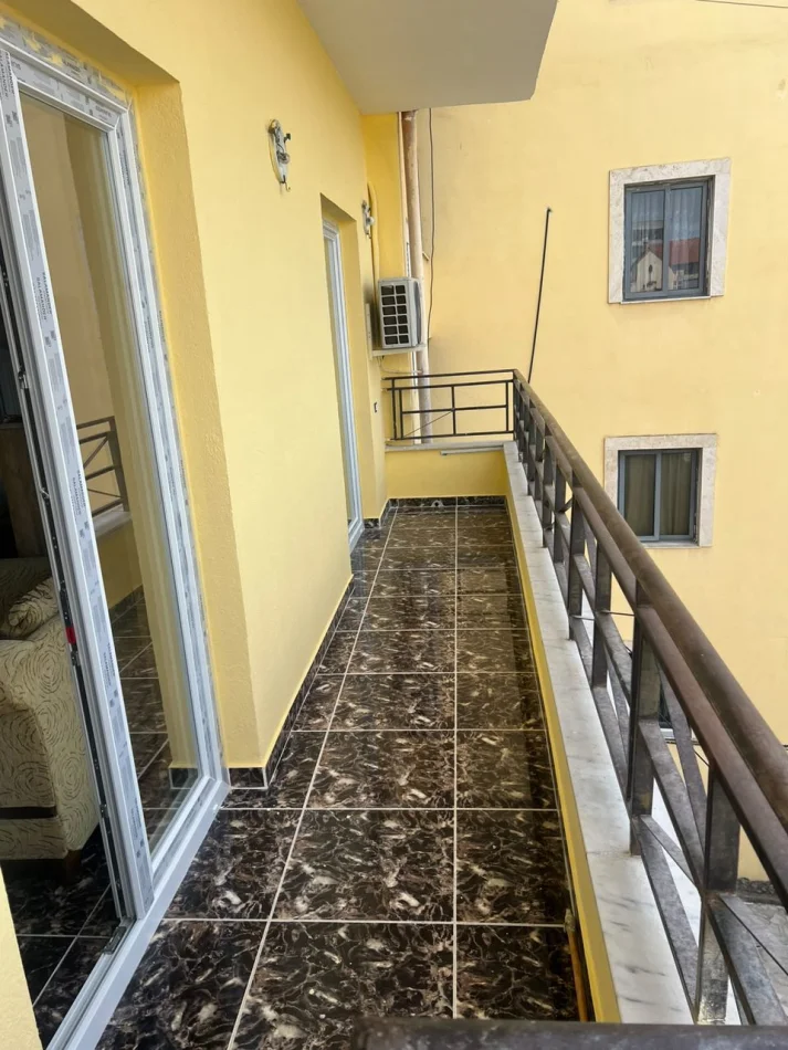 Tirane, jepet me qera apartament 2+1 Kati 3, 150 m² 800 € (Ali Demi)