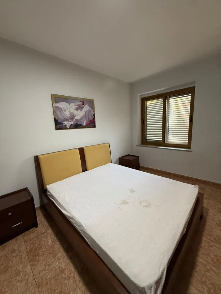 Tirane, jepet me qera apartament 1+1 Kati 3, 74 m² 450 € (Medrese)