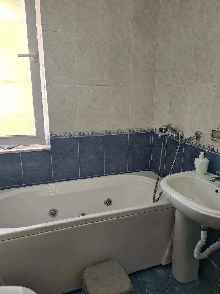Tirane, jepet me qera apartament 2+1 Kati 2, 70 m² 700 € (Liqeni i Thatë)