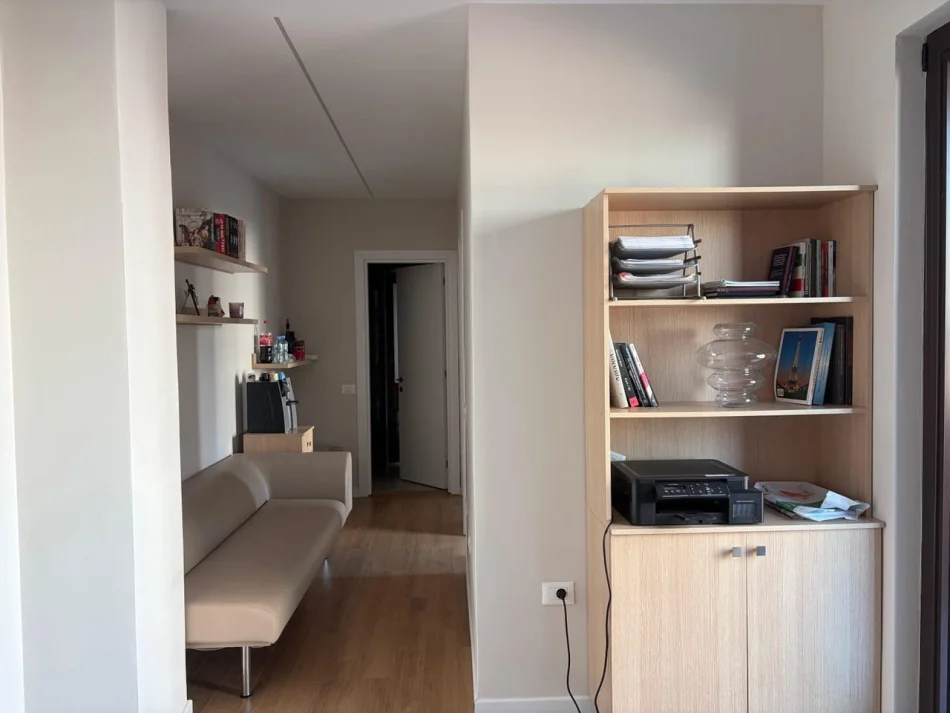 Tirane, jepet me qera ambjent biznesi Kati 3, 60 m² 700 € (Rruga Myslym Shyri)