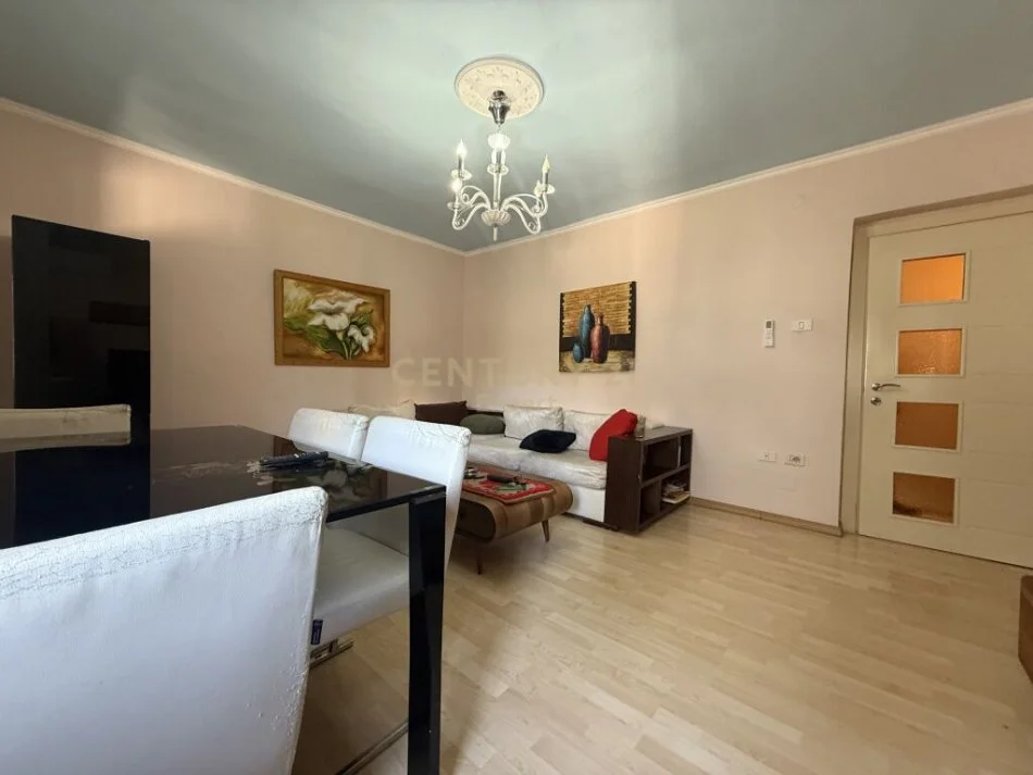 Tirane, jepet me qera apartament 2+1 Kati 4, 70 m² 600 € (Myslym Shyri)