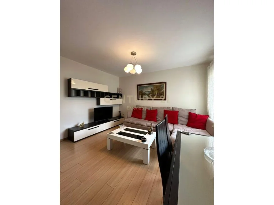 Tirane, jepet me qera apartament 2+1 Kati 2, 74 m² 700 € (Stadiumi Dinamo)