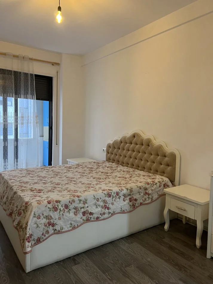 Tirane, jepet me qera apartament 2+1+Ballkon Kati 3, 100 m² 500 € (ASTIR TE BANKA RAIFFEISEN RR. Kryesore)