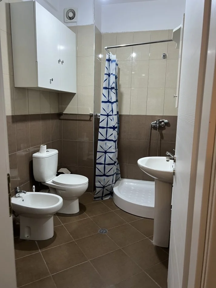 Tirane, jepet me qera apartament 2+1+Ballkon Kati 3, 100 m² 500 € (ASTIR TE BANKA RAIFFEISEN RR. Kryesore)