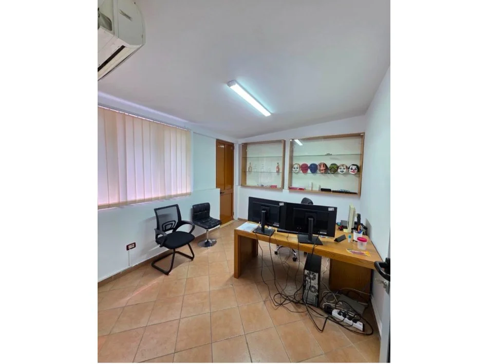 Tirane, jepet me qera zyre Kati 1, 120 m² 800 € (Ish Parku i Autobuzave)