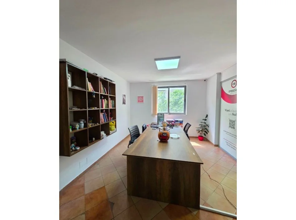 Tirane, jepet me qera zyre Kati 1, 120 m² 800 € (Ish Parku i Autobuzave)