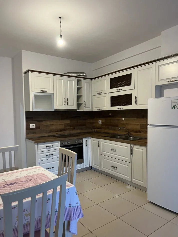 Tirane, jepet me qera apartament 2+1+Ballkon Kati 3, 100 m² 500 € (ASTIR TE BANKA RAIFFEISEN RR. Kryesore)