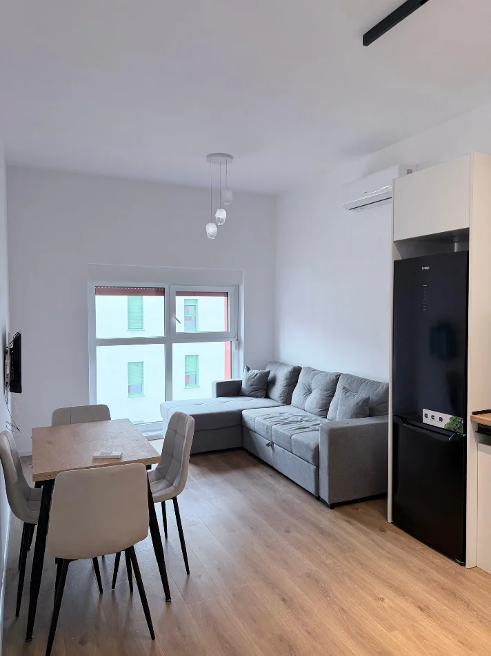 Tirane, jepet me qera apartament 1+1+Ballkon Kati 5, 400 € (Ali Demi, Tirane)