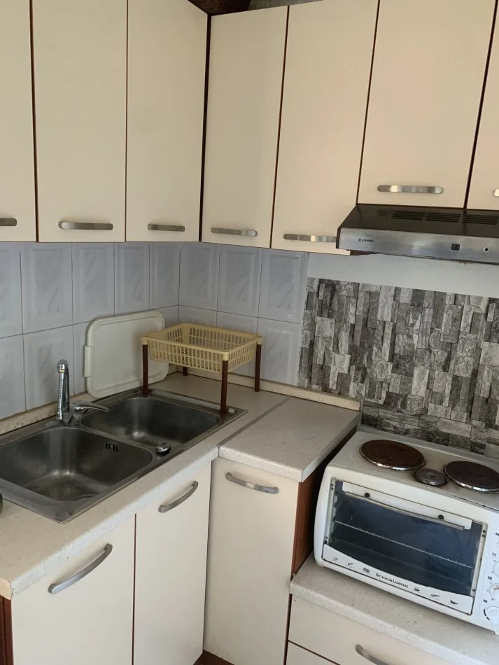 jepet me qera , (Garsionere ne Pallat te Brryli e mobiluar 25000 Leke)