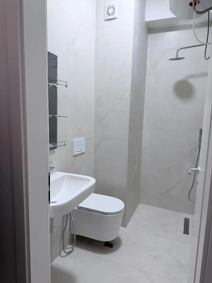 Tirane, jepet me qera apartament 1+1+Ballkon Kati 5, 400 € (Ali Demi, Tirane)