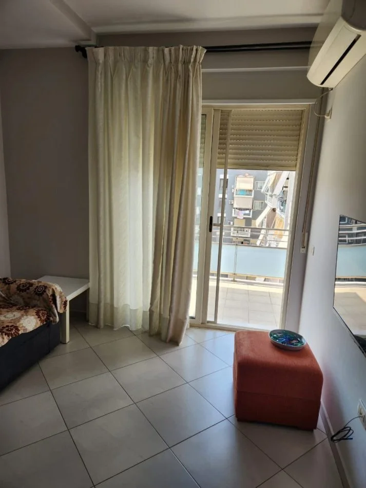 Tirane, jepet me qera apartament 1+1+Ballkon Kati 6, 67 m² 400 € (Golden Park Amerikan 3)