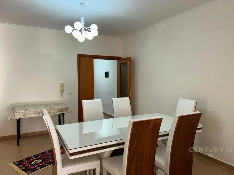 Tirane, jepet me qera apartament 2+1+Aneks+Ballkon Kati 3, 115 m² 950 € (Rr. e Kavajes)
