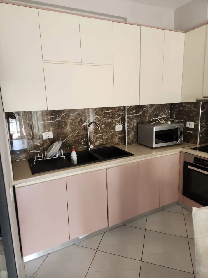 Tirane, jepet me qera apartament 1+1+Ballkon Kati 6, 67 m² 400 € (Golden Park Amerikan 3)