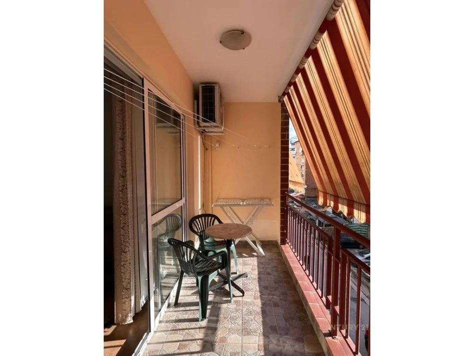 Tirane, jepet me qera apartament 2+1+Aneks+Ballkon Kati 3, 115 m² 950 € (Rr. e Kavajes)