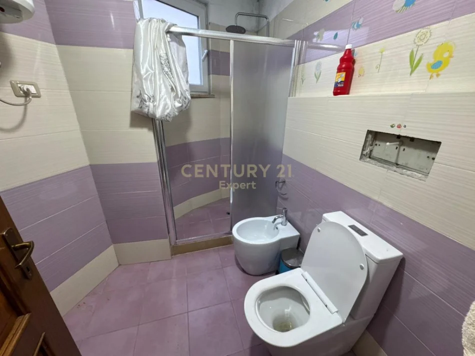 Tirane, shes apartament 2+1+Ballkon Kati 3, 140 m² 250.000 € (kompleksi Kolombo)