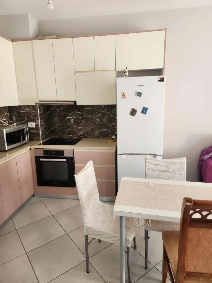Tirane, jepet me qera apartament 1+1+Ballkon Kati 6, 67 m² 400 € (Golden Park Amerikan 3)