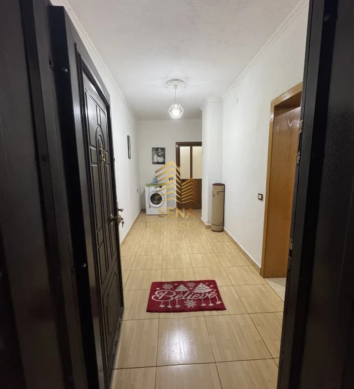 Tirane, jepet me qera apartament 2+1+Ballkon Kati 2, 125 m² 500 € (Varri i Bamit)