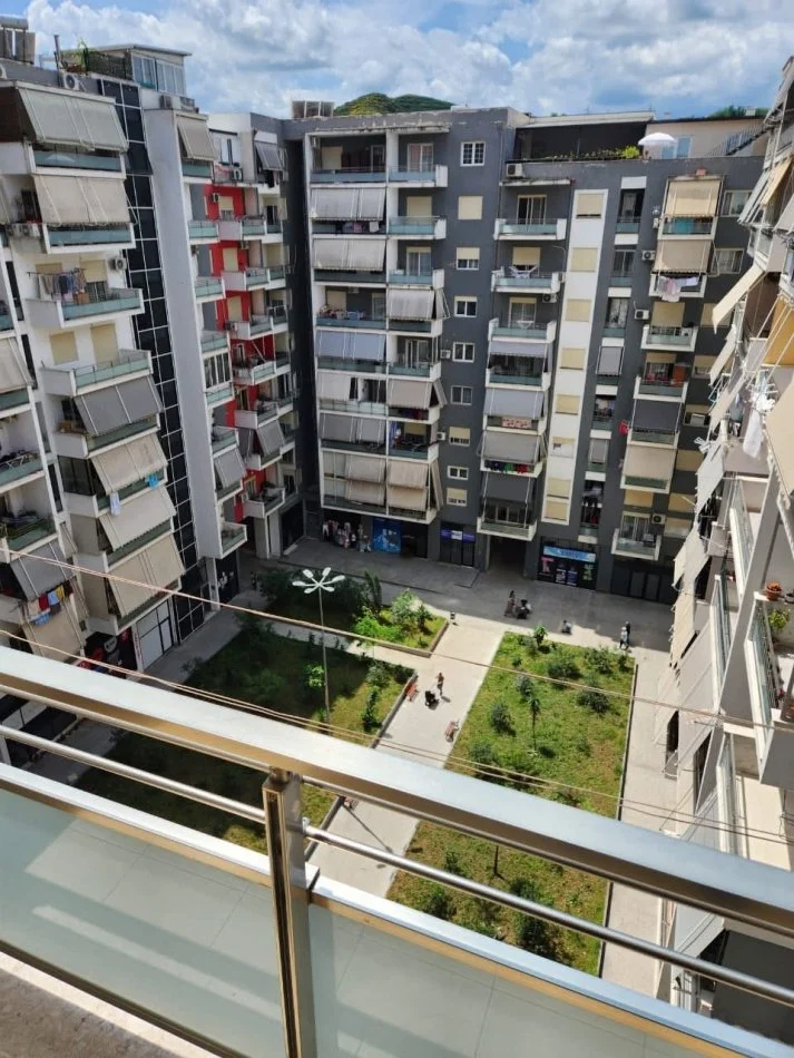 Tirane, jepet me qera apartament 1+1+Ballkon Kati 6, 67 m² 400 € (Golden Park Amerikan 3)