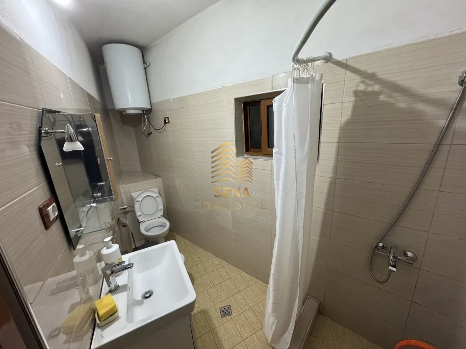 Tirane, jepet me qera apartament 2+1+Ballkon Kati 2, 125 m² 500 € (Varri i Bamit)