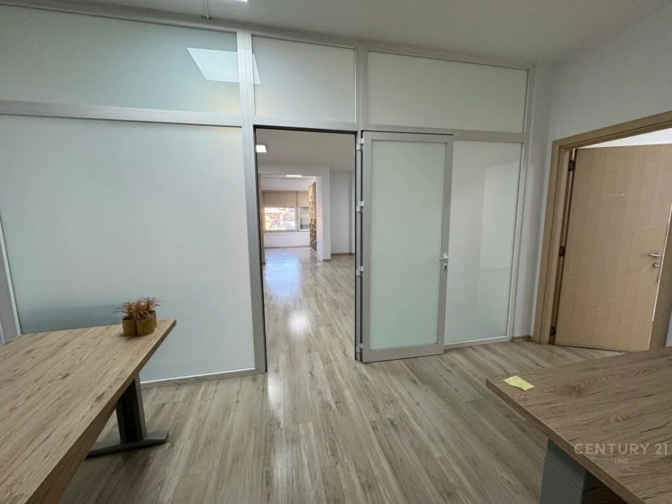 Tirane, jepet me qera ambjent biznesi Kati 3, 220 m² 2.300 € (Perballe viles se Enverit)