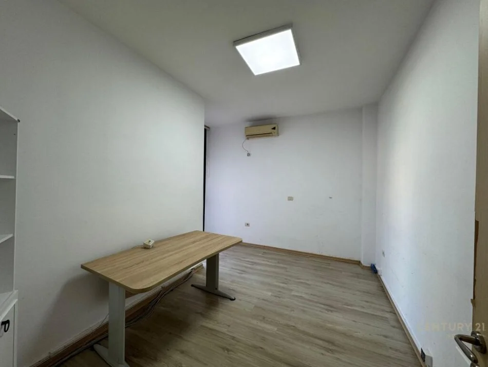 Tirane, jepet me qera ambjent biznesi Kati 3, 220 m² 2.300 € (Perballe viles se Enverit)