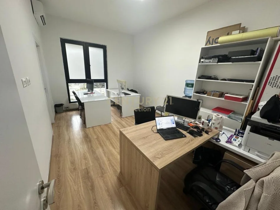 Tirane, jepet me qera ambjent biznesi Kati 1, 108 m² 1.100 € (Square 21)