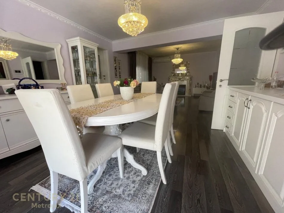 Tirane, jepet me qera ambjent biznesi Kati 0, 109 m² 3.000 € (Rruga Vaso Pasha Ish Blloku)